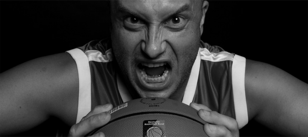 Basketballspielerin mit kampfeslustigem Gesichtsausdruck