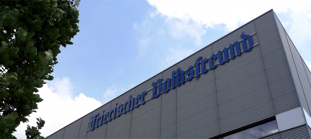 Wortmarke des Trierischen Volksfreunds auf einem Gebäude