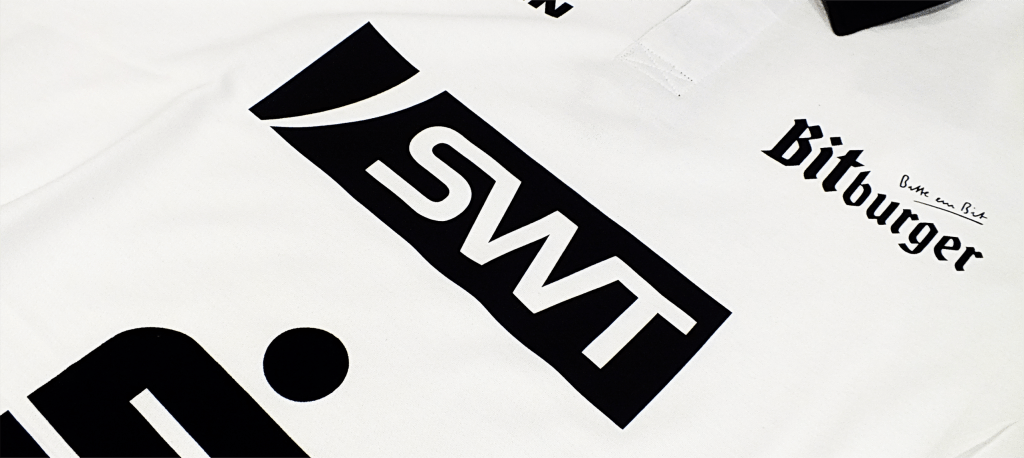 Detail eines beschrifteten Trikots, SWT-Logo im Fokus