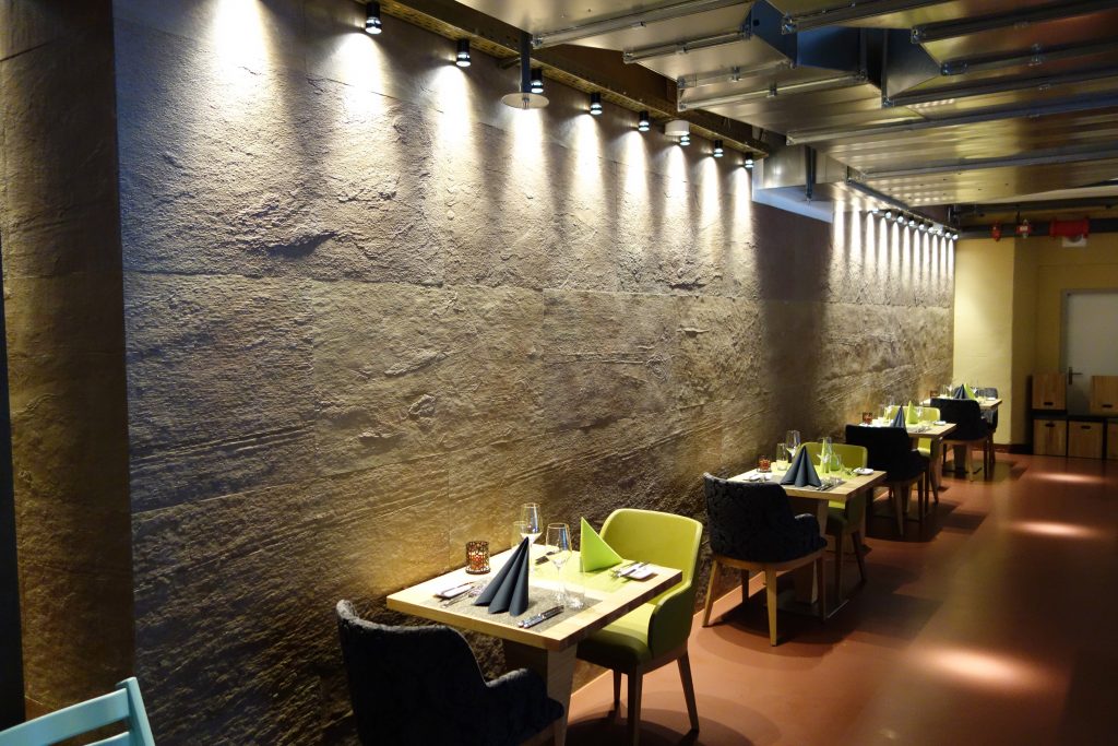 Restaurant mit Wand in Stein Optik